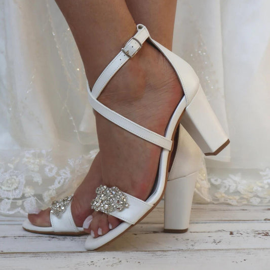 Zapatos de tacón alto blancos clásicos con tacón grueso para mujer