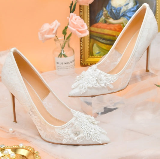 Zapatos de novia de encaje blanco con flores