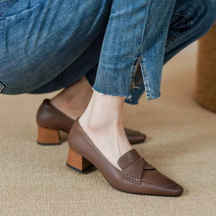 Pure Color Girl With Shallow Shoes And Square