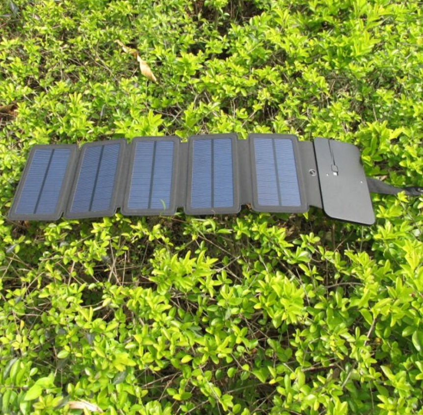 Cargador solar plegable para exteriores de 8 W Paquete solar plegable de carga directa Fuente de alimentación móvil de emergencia todoterreno