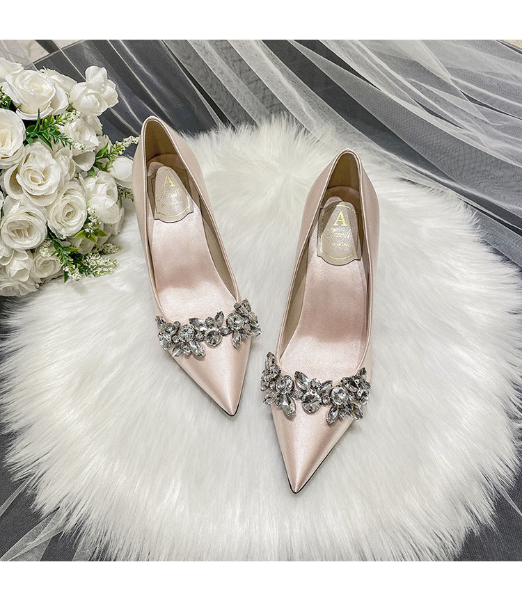 Tacones altos de novia de satén blanco y cristal