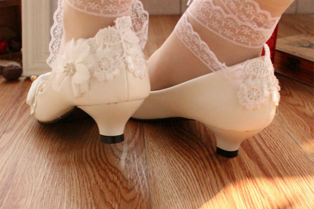 Zapatos de novia para dama de honor con lazo blanco