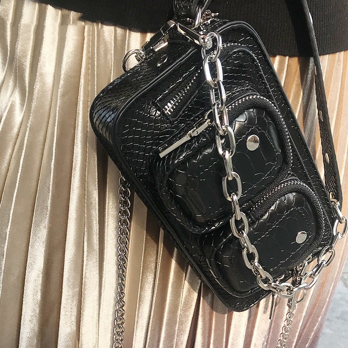 Bolso bandolera cuadrado pequeño con cadena debajo del brazo