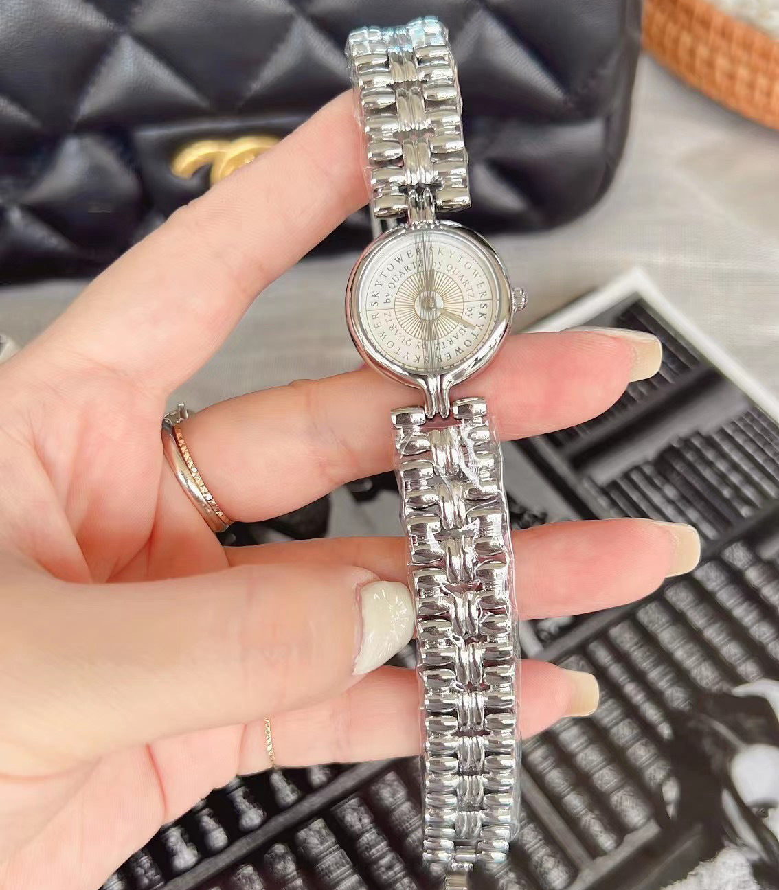 Reloj de pulsera sencillo y hueco estilo frío de Rudolf de mediados de la antigüedad para mujer