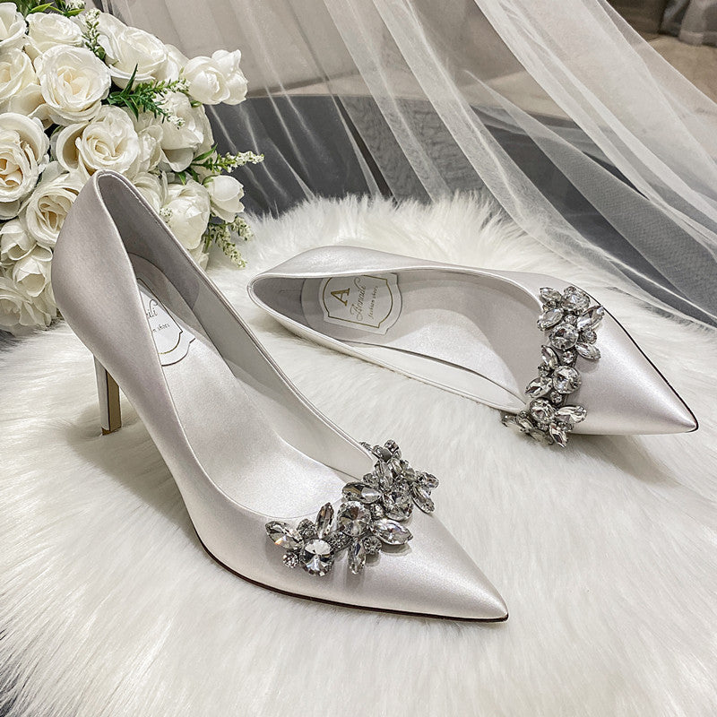 Tacones altos de novia de satén blanco y cristal