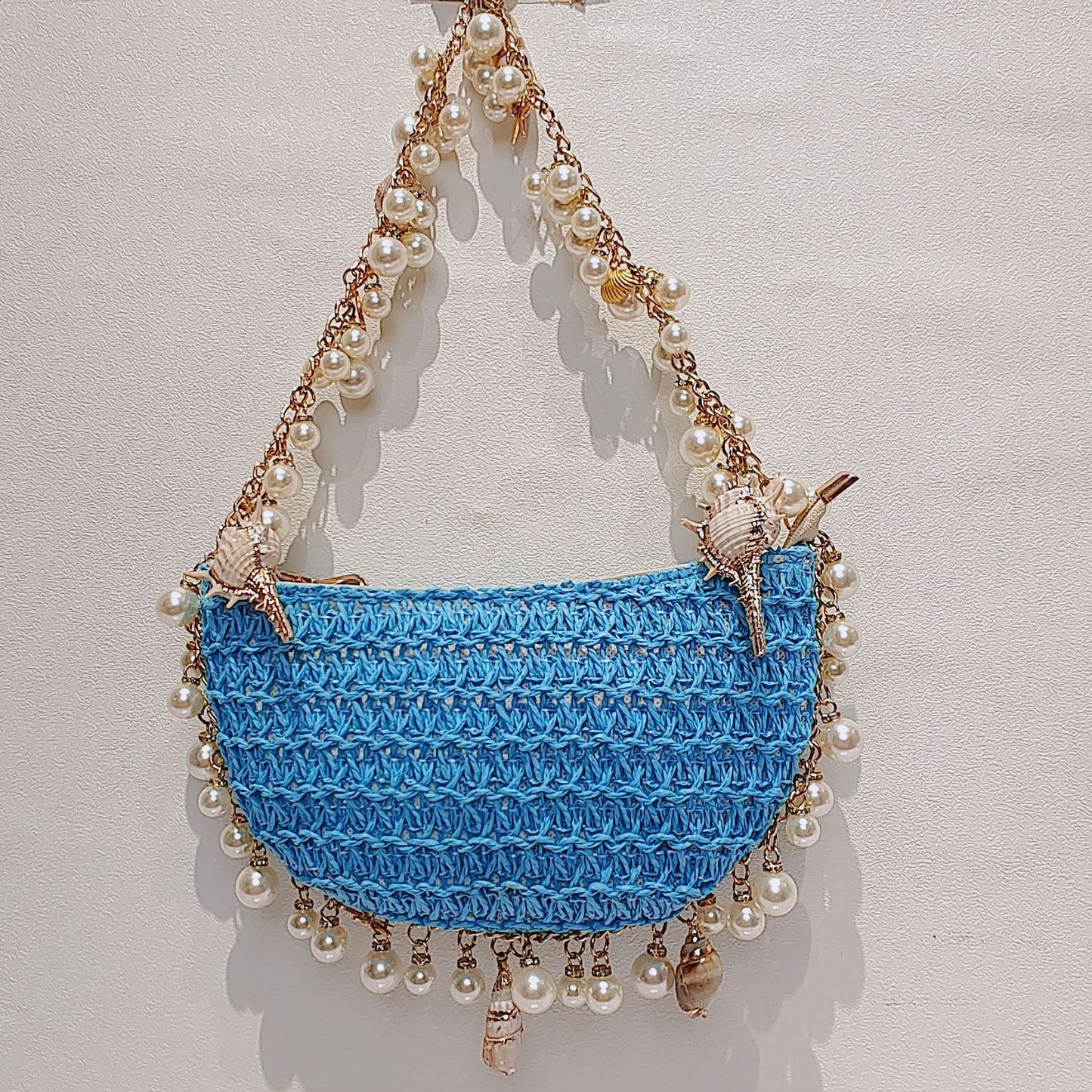 Bolso de paja con forma de caracol y perlas para vacaciones en la playa en verano