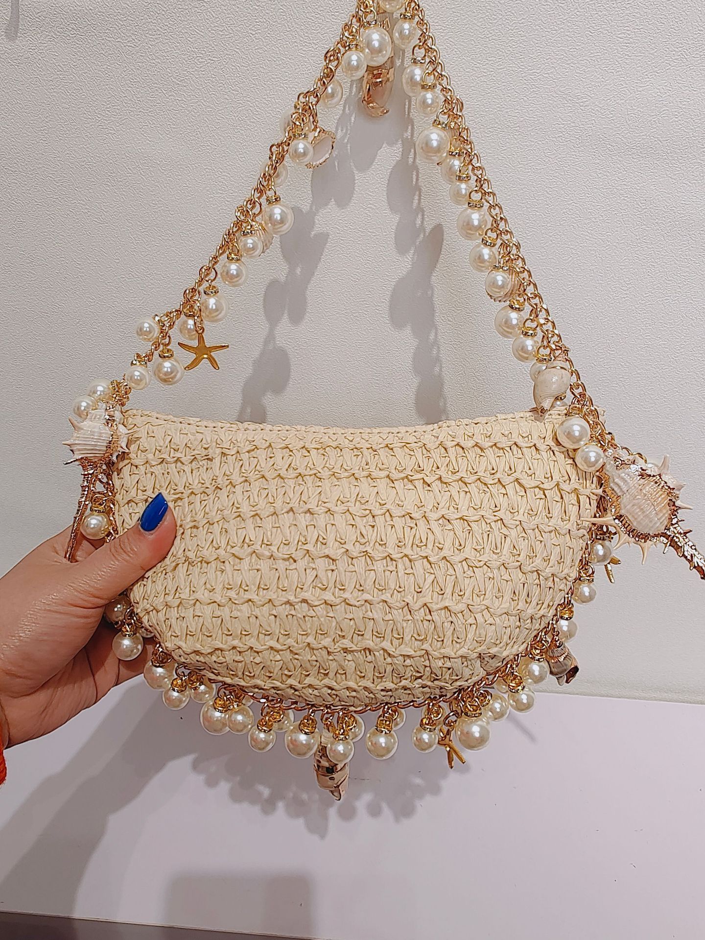 Bolso de paja con forma de caracol y perlas para vacaciones en la playa en verano