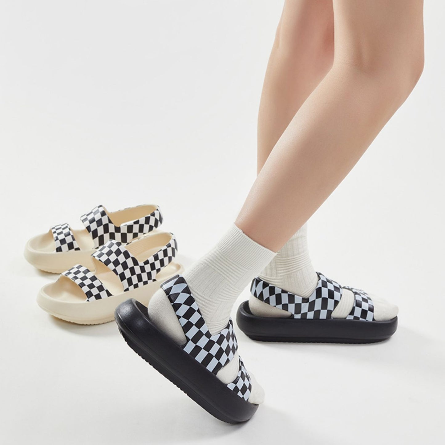 Sandalias Tuned Checkerboard negras para mujer