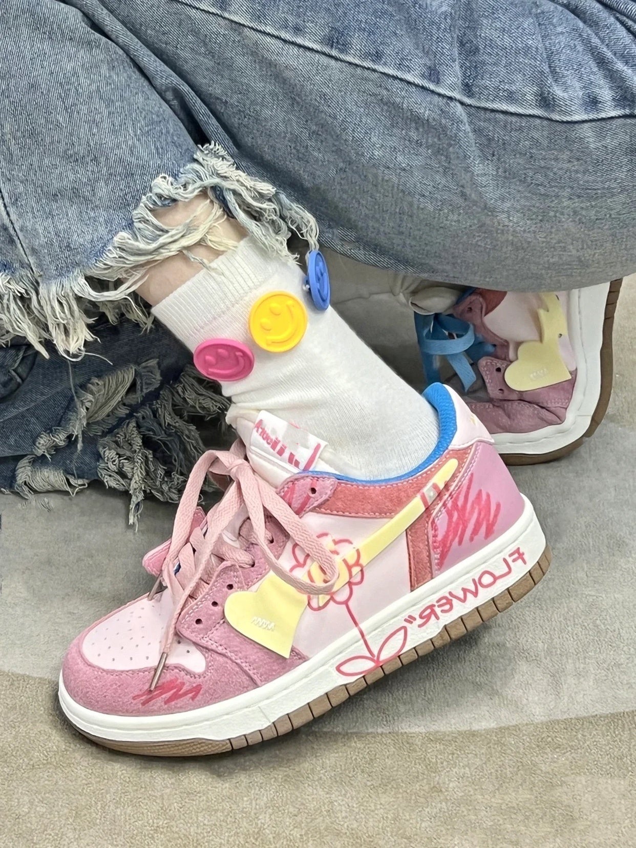 Zapatillas deportivas dibujadas a mano con garabatos de chicas japonesas suaves