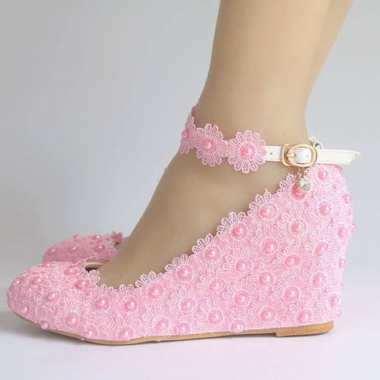 Zapatos de tacón alto con encaje blanco y perlas