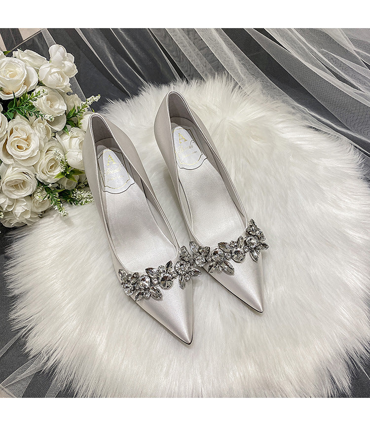 Tacones altos de novia de satén blanco y cristal