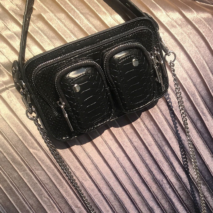 Bolso bandolera cuadrado pequeño con cadena debajo del brazo