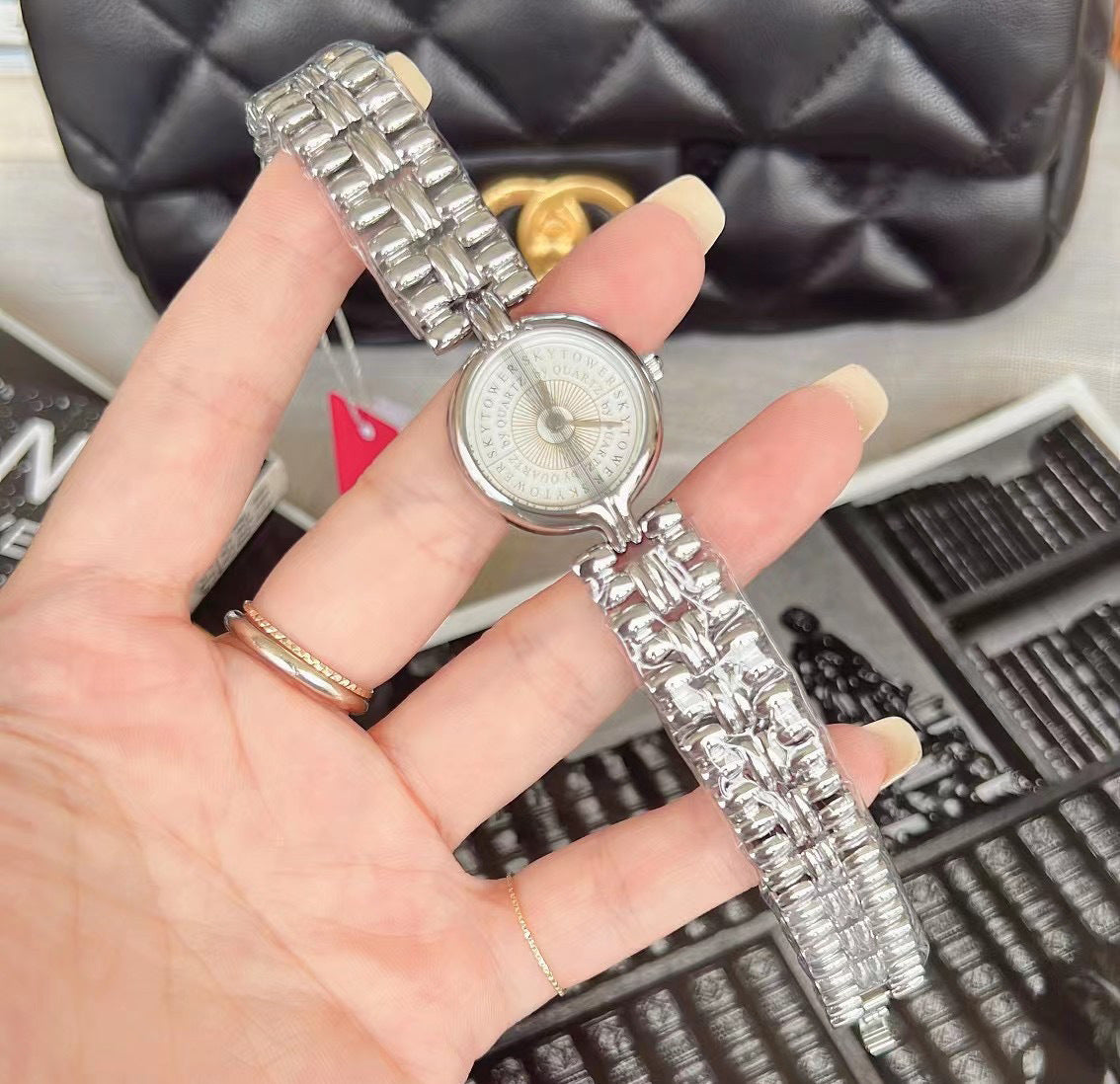 Reloj de pulsera sencillo y hueco estilo frío de Rudolf de mediados de la antigüedad para mujer