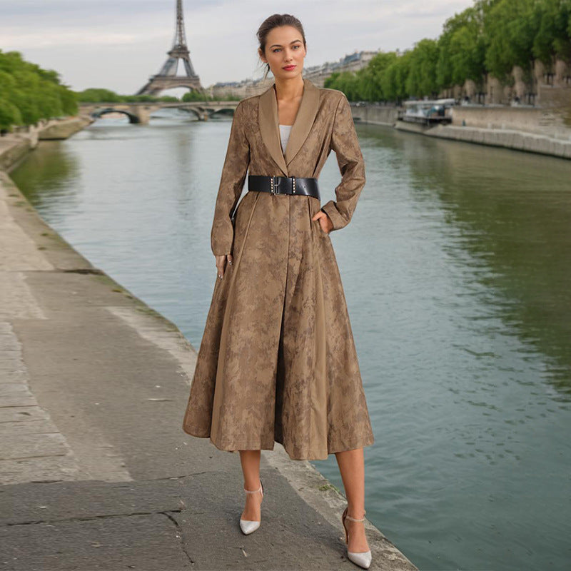 Gabardina de piel con escote en V y textura floreciente para mujer