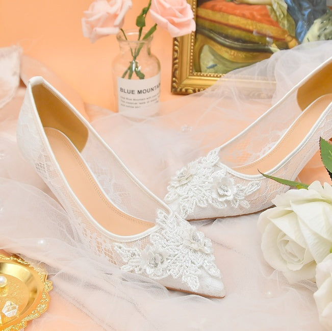 Zapatos de novia de encaje blanco con flores