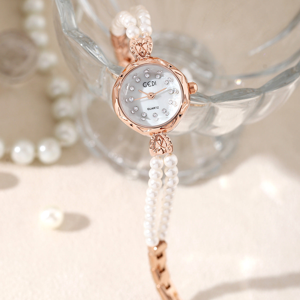 Reloj con correa de perlas, creativo y ligeramente lujoso para mujer