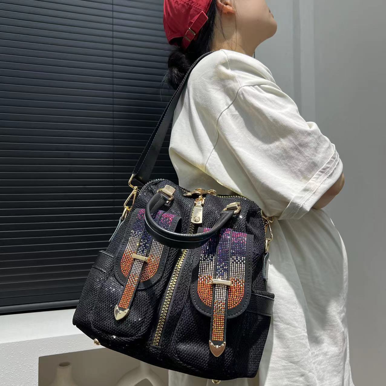 Mochila elegante con múltiples bolsillos y diamantes incrustados para mujer