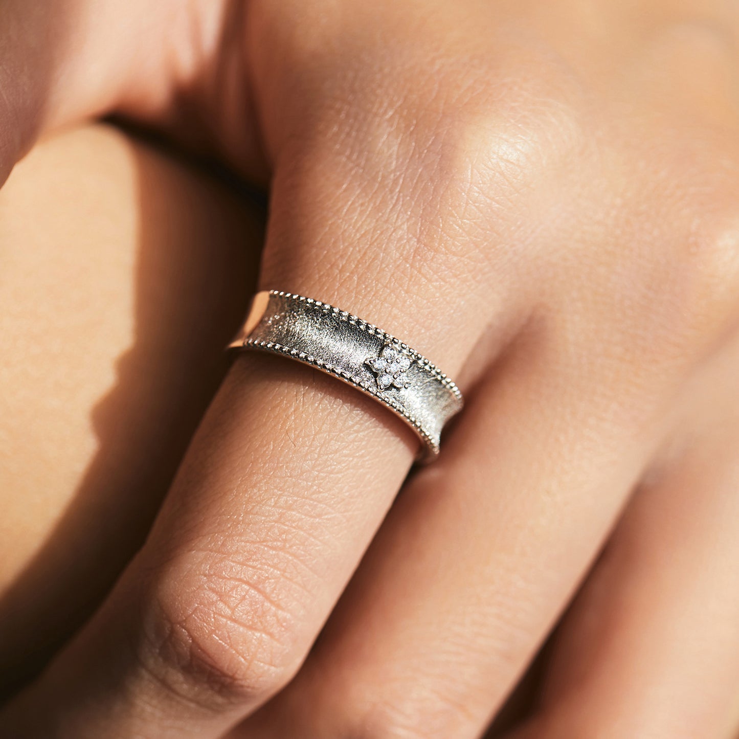 Bague ouverte en diamant de luxe avec fleur légère et intérêt spécial pour femmes