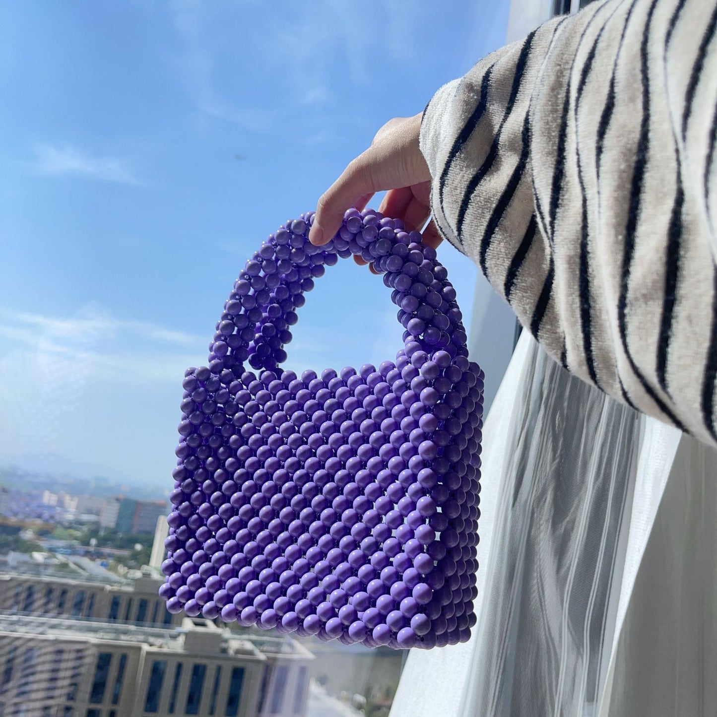 Bolso de mano con cuentas acrílicas redondas de color sólido y caramelo