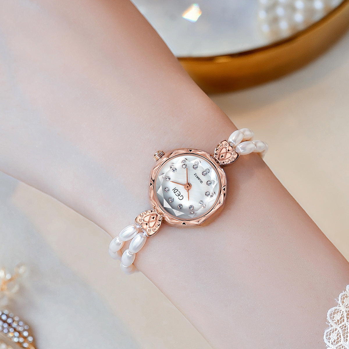 Reloj con correa de perlas, creativo y ligeramente lujoso para mujer