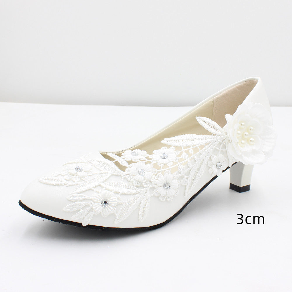 Zapatos de boda blancos de tacón alto y punta redonda de gran tamaño