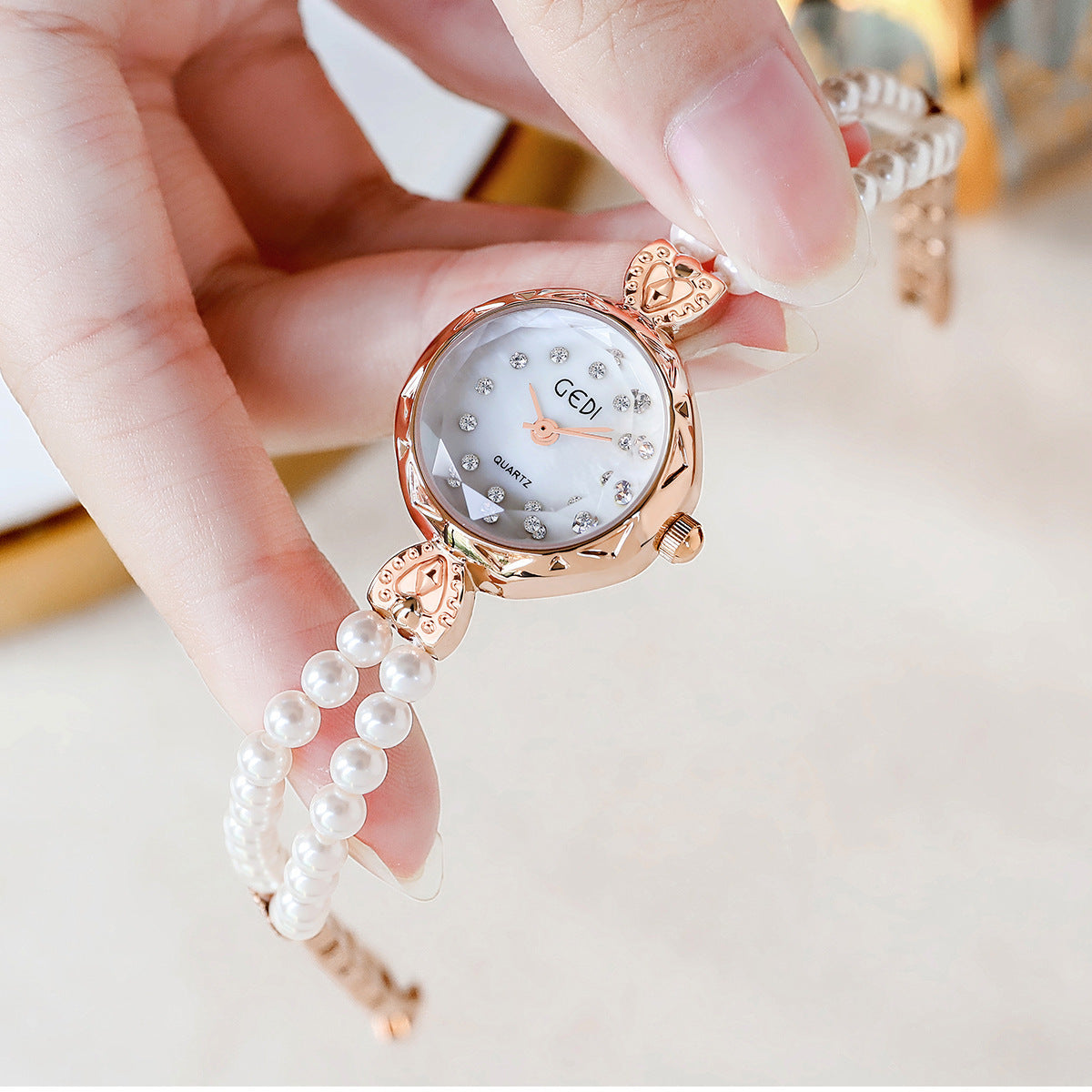 Reloj con correa de perlas, creativo y ligeramente lujoso para mujer