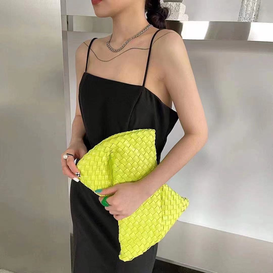 Versatile Fashion Woven Clutch Fashionable Hand Grab