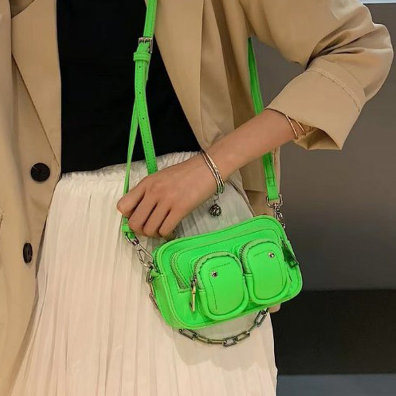 Bolso bandolera cuadrado pequeño con cadena debajo del brazo