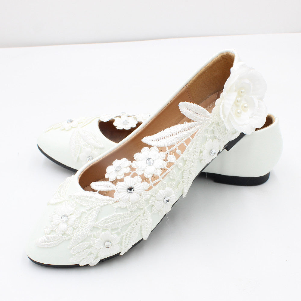 Zapatos de boda blancos de tacón alto y punta redonda de gran tamaño