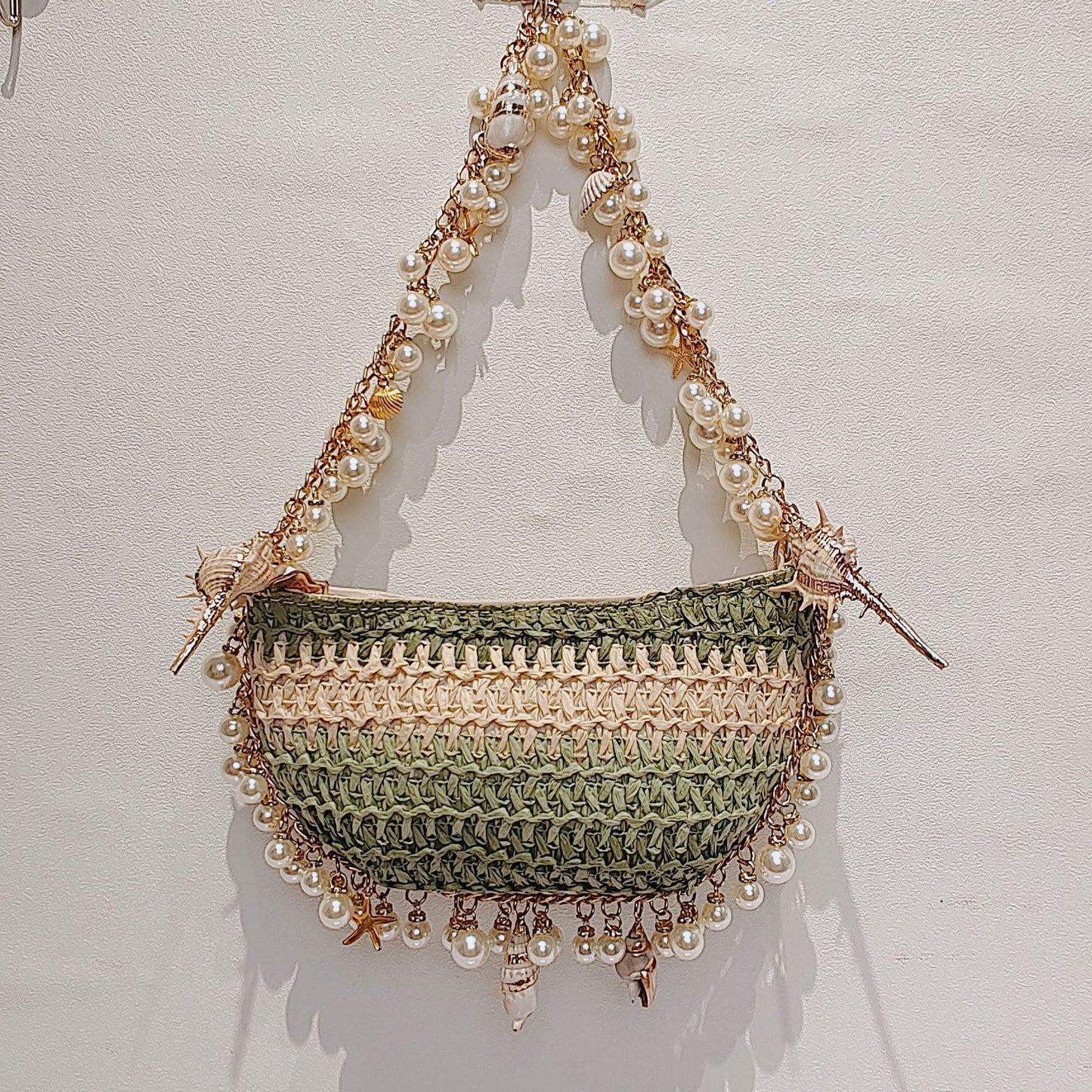 Bolso de paja con forma de caracol y perlas para vacaciones en la playa en verano