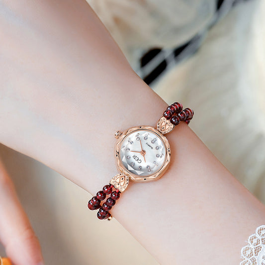 Reloj con correa de perlas, creativo y ligeramente lujoso para mujer