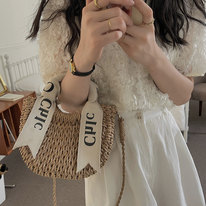 Bolso bandolera tejido de paja con letras y pañuelo de seda para mujer