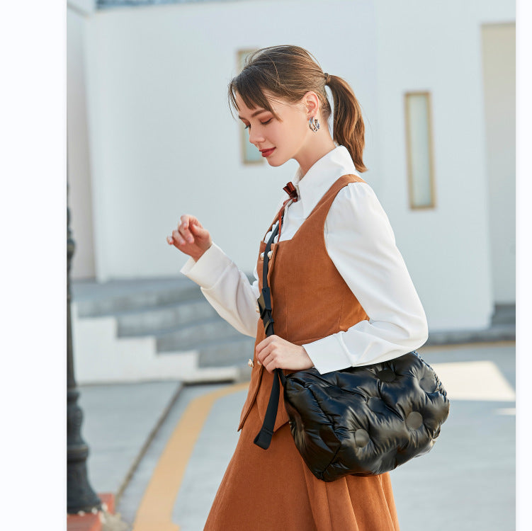 Bolso de mujer con un solo hombro y diseño diagonal de plumón de algodón espacial