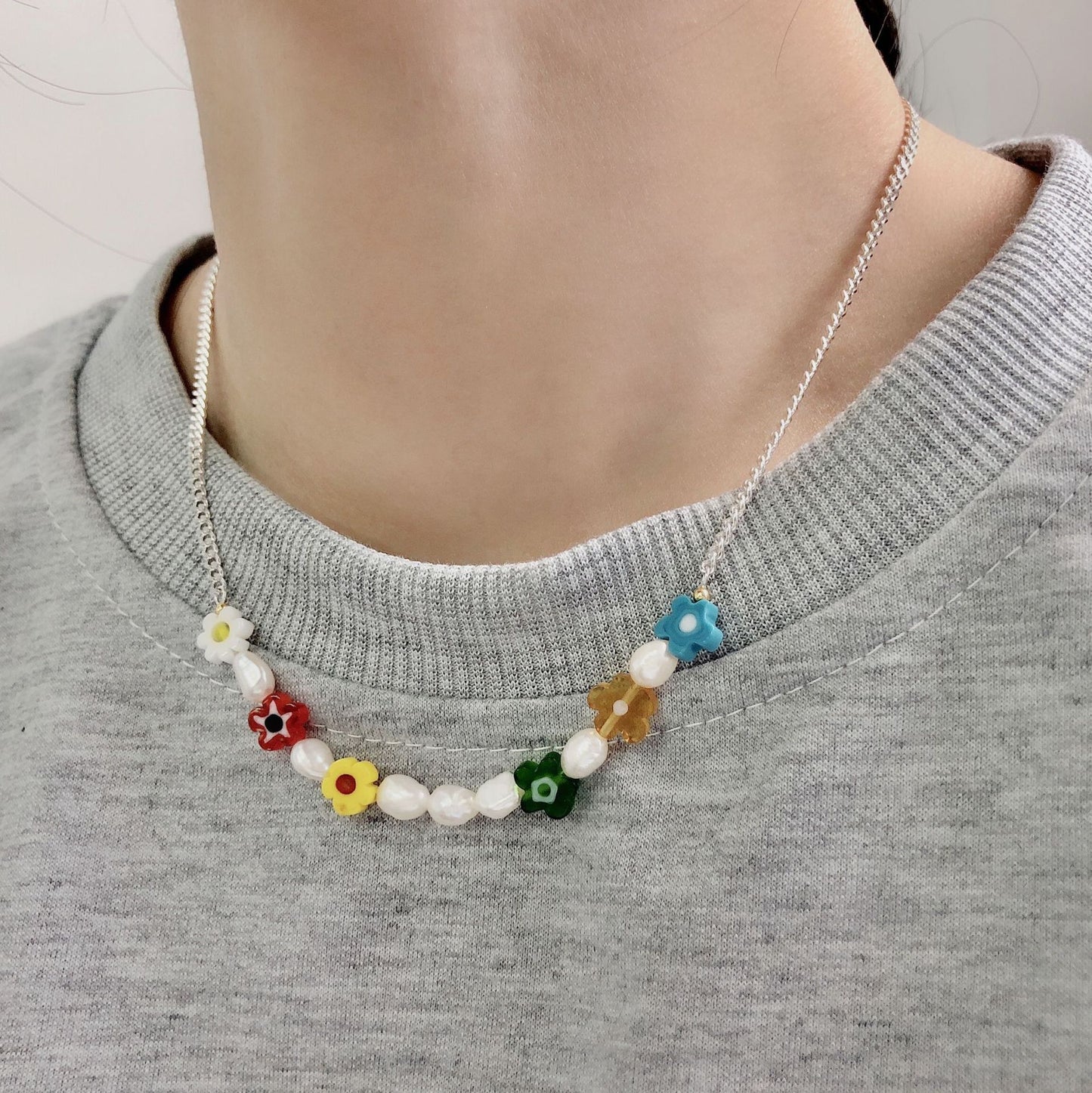 Collar de clavícula de color flor pequeña de plata 925 con diseño de lujo ligero para mujeres minoritarias con cuentas