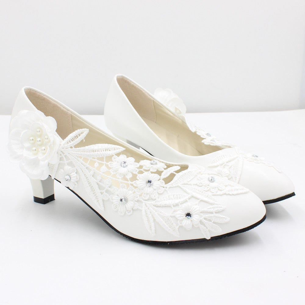 Zapatos de boda blancos de tacón alto y punta redonda de gran tamaño