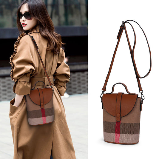 Bolso bandolera de cuero a cuadros elegante y moderno para mujer