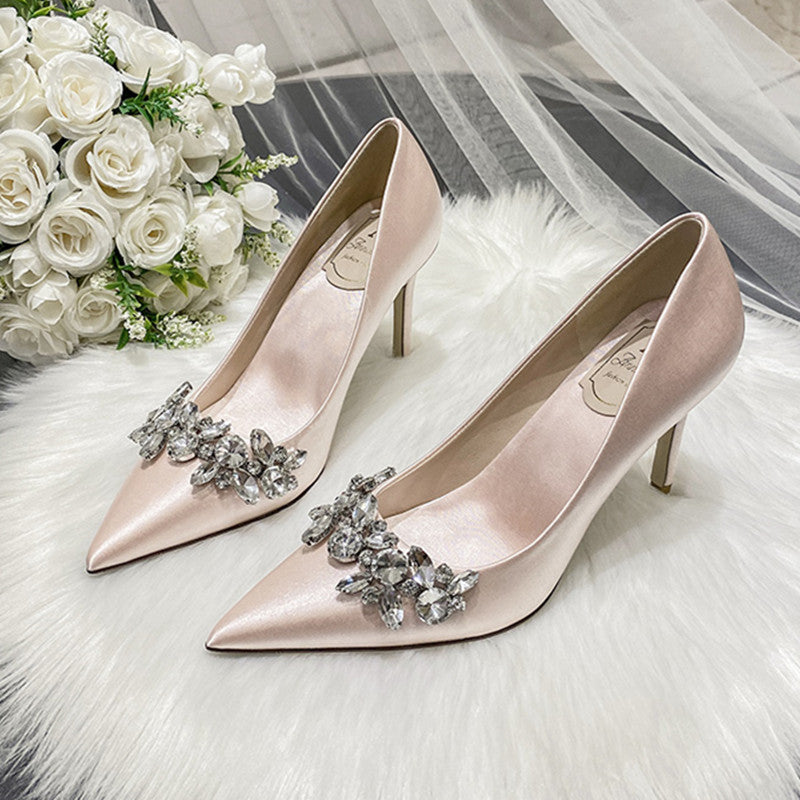 Tacones altos de novia de satén blanco y cristal