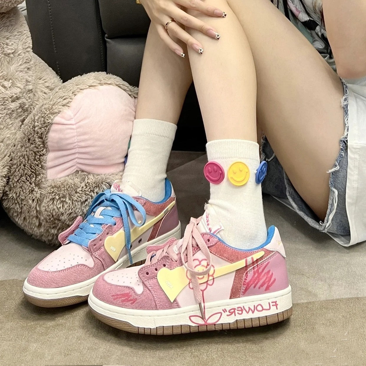 Zapatillas deportivas dibujadas a mano con garabatos de chicas japonesas suaves