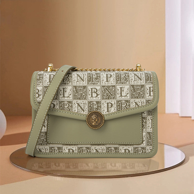 Bolso bandolera con cadena y letras estampadas