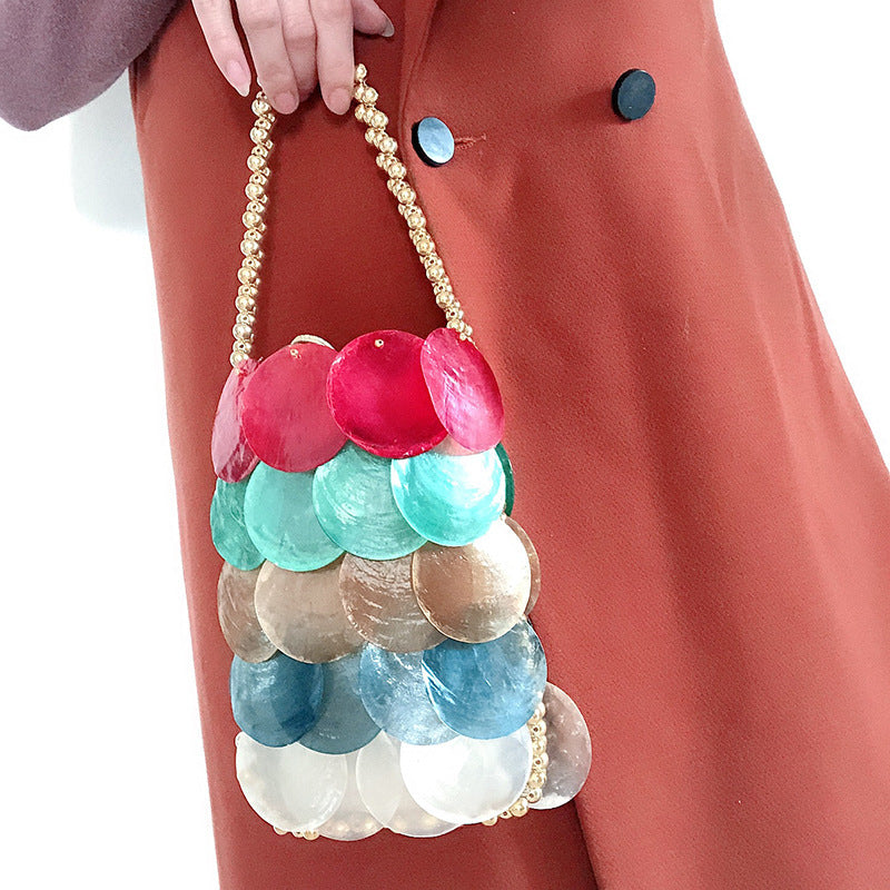 Nuevo bolso colorido tejido a mano con conchas de colores de moda