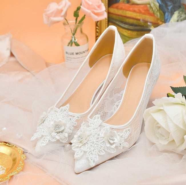 Zapatos de novia de encaje blanco con flores