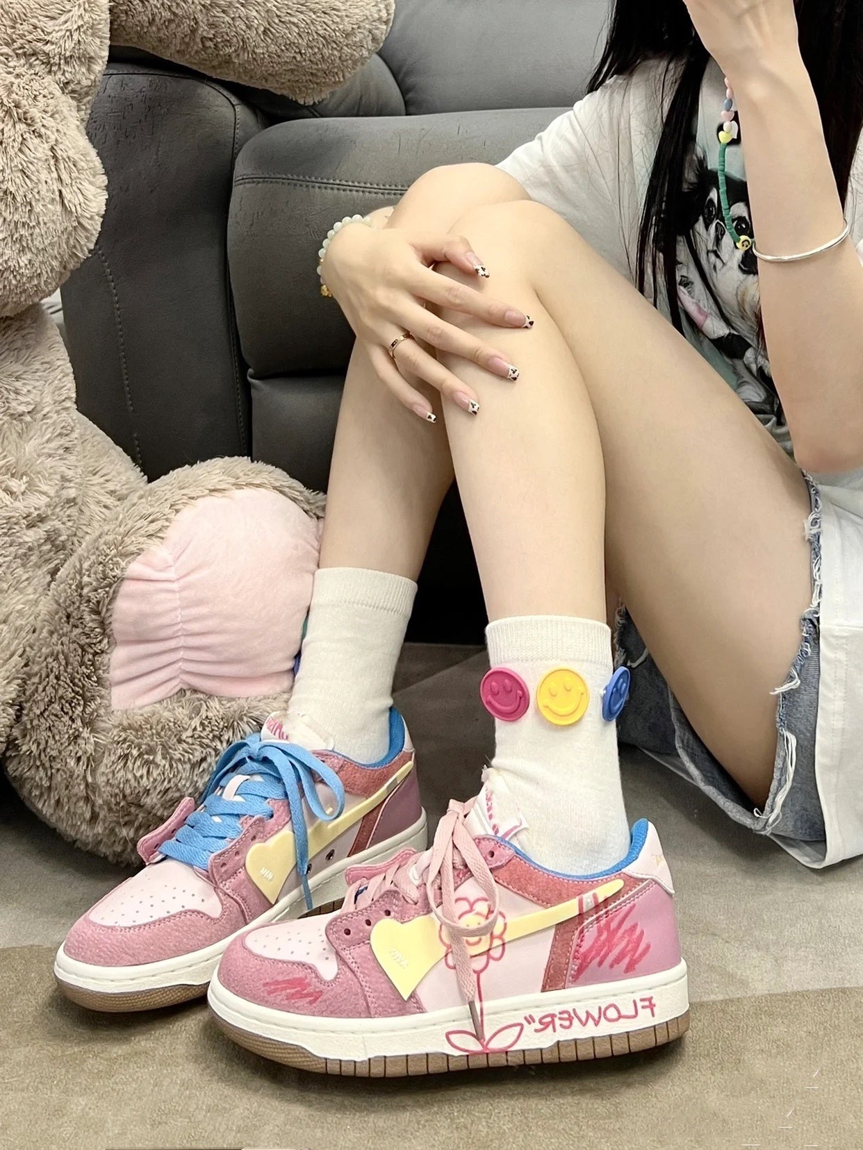 Zapatillas deportivas dibujadas a mano con garabatos de chicas japonesas suaves