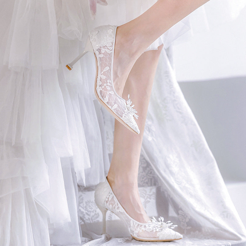 Vestido de novia de mujer con tacones altos blancos y cristales