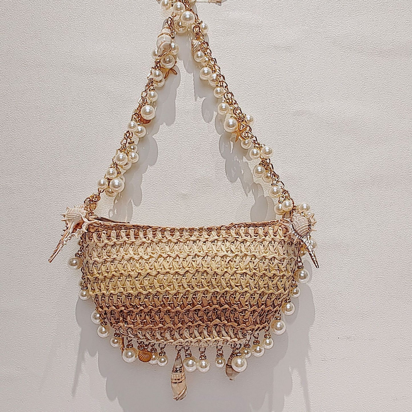 Bolso de paja con forma de caracol y perlas para vacaciones en la playa en verano