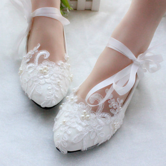 Zapatos de boda blancos con tiras y suela plana grande