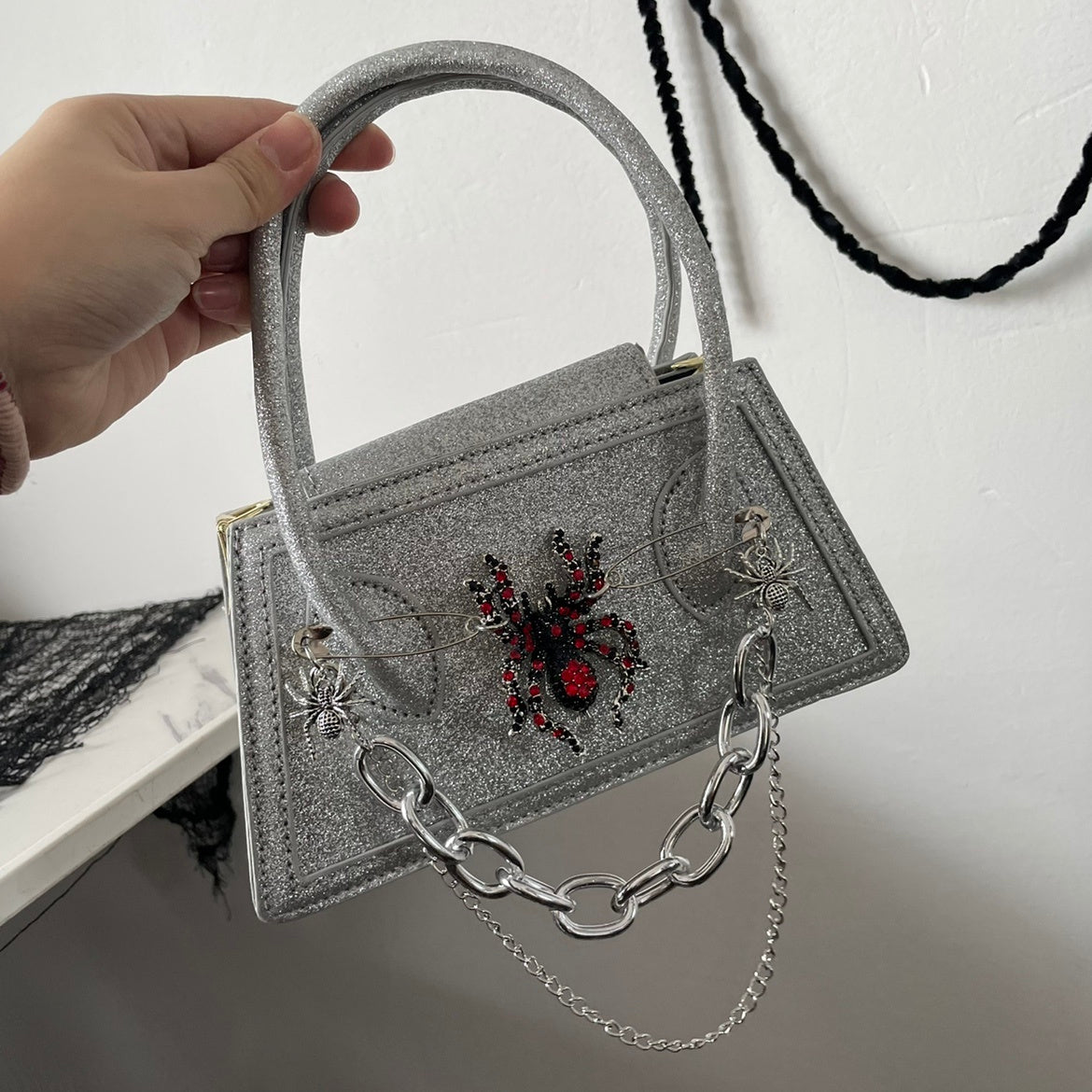 Bolso bandolera mini de piel de serpiente con diseño de araña oscura