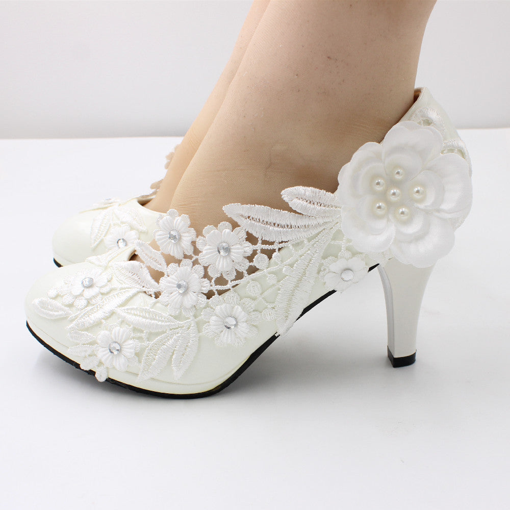 Zapatos de boda blancos de tacón alto y punta redonda de gran tamaño